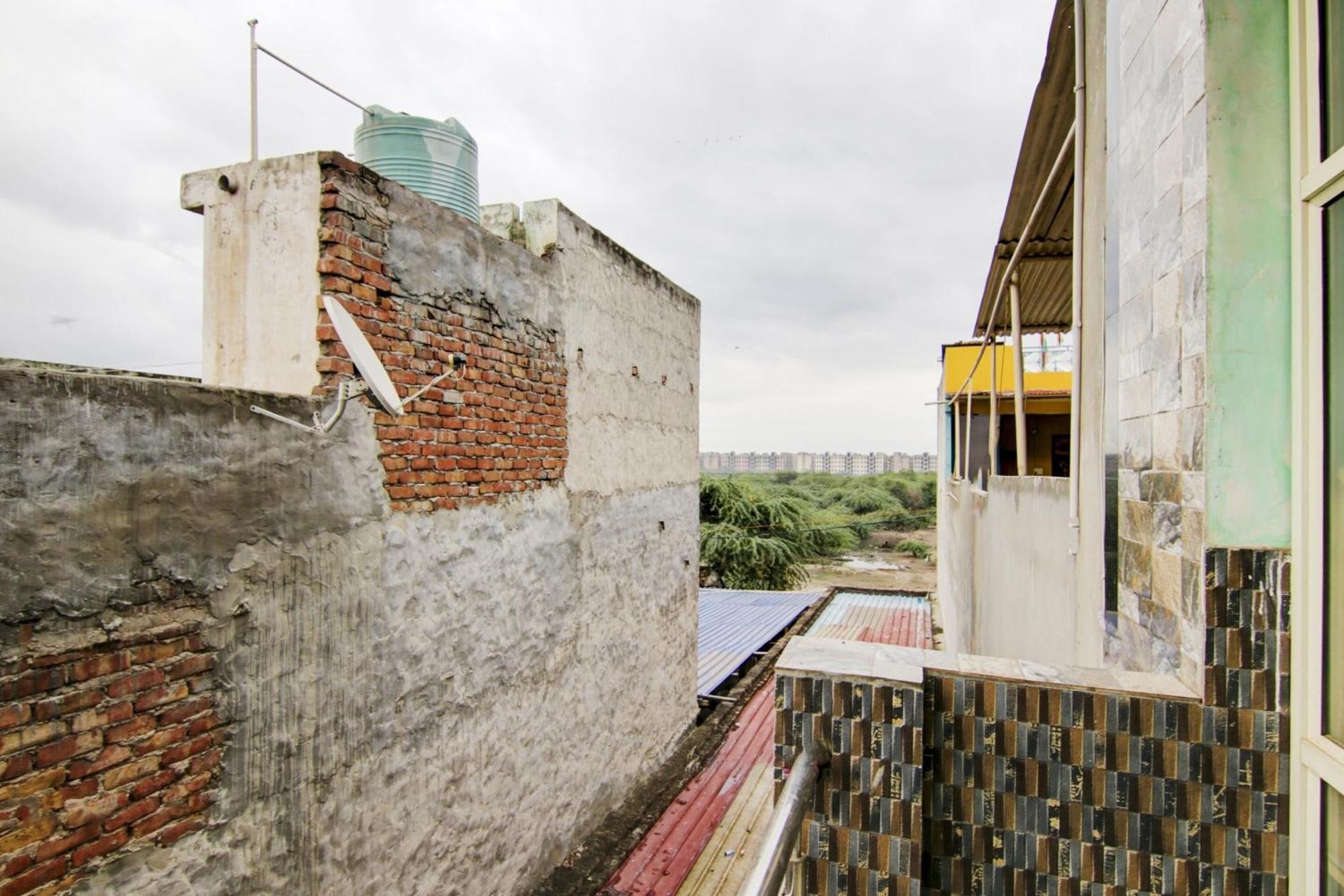 Hotel O S Palace Near Samaypur Badli Metro Station Delhi  Exterior foto